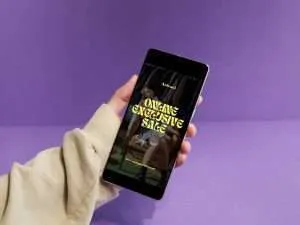 Mano sosteniendo un teléfono inteligente que muestra un anuncio de venta exclusiva en línea de Arivaei.
