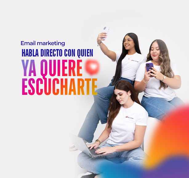 Equipo de email marketing de Desahogo posando con laptops y celulares frente a un diseño que dice ‘Habla directo con quien ya quiere escucharte’ sobre fondo blanco.