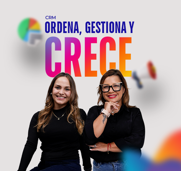 Miembros del equipo Desahogo posando frente a un diseño con el texto ‘CRM ordena, gestiona y crece’ sobre fondo claro.